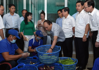 Thủ tướng Nguyễn Xuân Phúc và đoàn công tác đã đến kiểm tra một cơ sở chế biến suất ăn công nghiệp